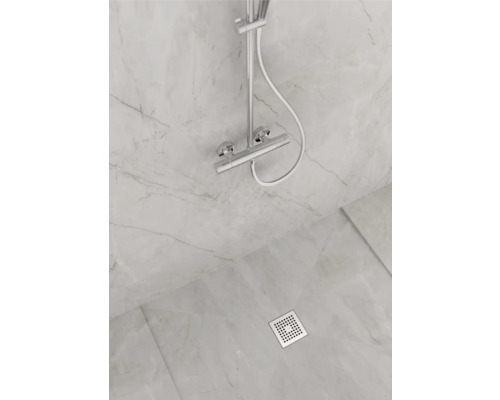 Dusche mit Duscharmatur und Bodenablauf