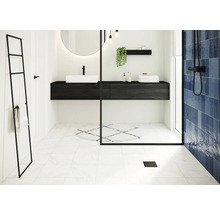 Modernes Badezimmer mit Waschtisch, Spiegel, Handtuchhalter und blauen Fliesen