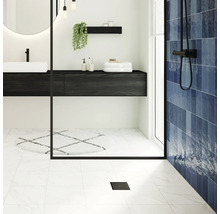 Modernes Badezimmer mit Waschbecken, Spiegel, Dusche und blauen Fliesen
