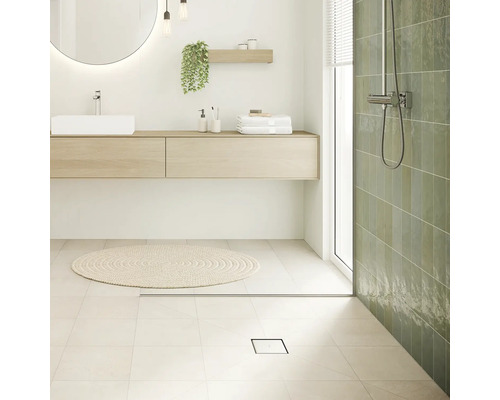 Helles Badezimmer mit Waschtisch, Spiegel, Dusche und Accessoires
