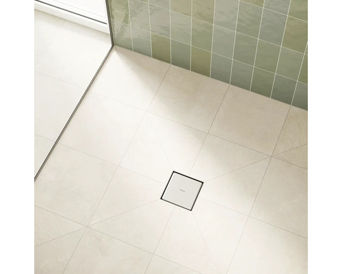 Badezimmer mit quadratischem Bodenablauf und Fliesen