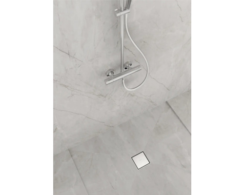 Badezimmer mit Duscharmatur und Bodenablauf