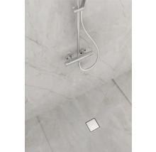 Badezimmer mit Duscharmatur und Bodenablauf