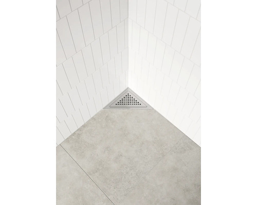 Dreieckiger Duschablauf aus Edelstahl in Ecke montiert