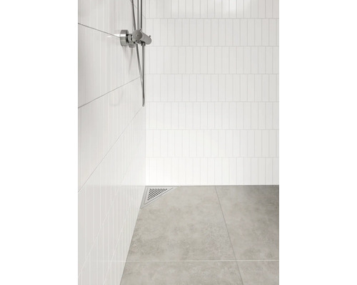 Modernes Badezimmer mit weißen Fliesen an der Wand und einem grauen Bodenablauf.