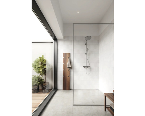 Modernes Badezimmer mit Dusche, Holzhocker und Fenster