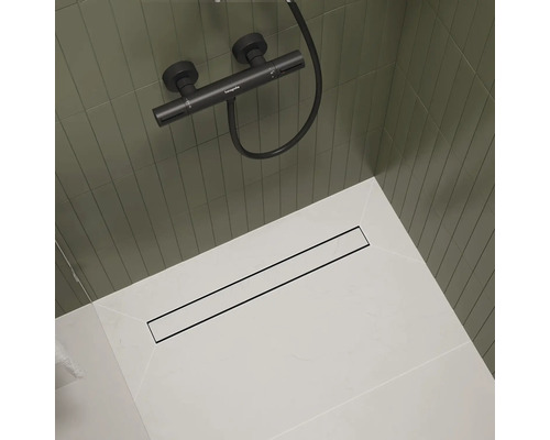 Badezimmer mit Duschrinne und Armatur