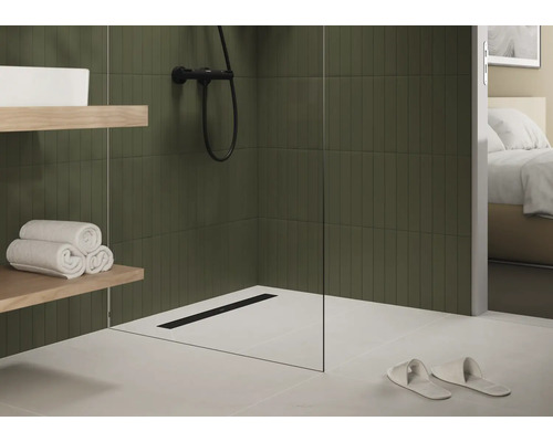 Badezimmer mit Dusche, Regendusche, Ablageflächen und Handtüchern