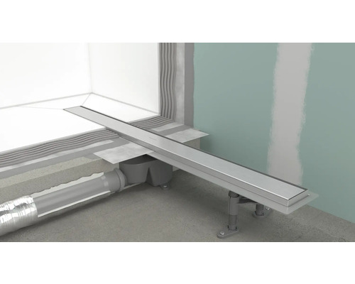 Duschrinne aus Metall in Badezimmerinstallation