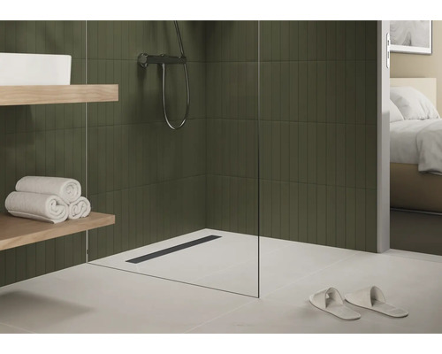 Badezimmer mit Dusche, Handtüchern und Regalen