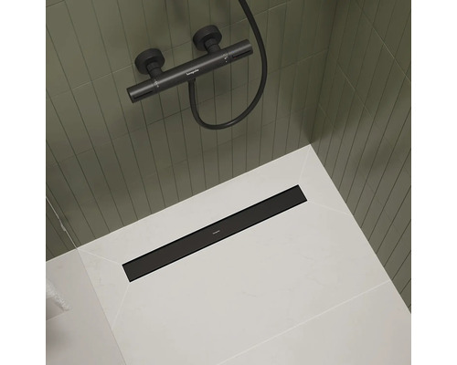 Badezimmer mit Duscharmatur, Duschkopf und Bodenablauf