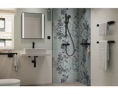 Badezimmer mit Waschbecken, Spiegel, Dusche und Handtuchhaltern