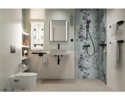 Modernes Badezimmer mit Toilette, Waschbecken, Spiegel und Dusche mit floralem Muster