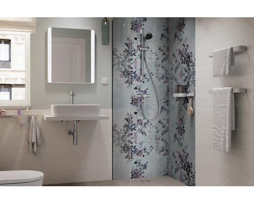 Modernes Badezimmer mit Waschbecken, Spiegel, Dusche mit Blumenmuster und Handtuchhaltern.