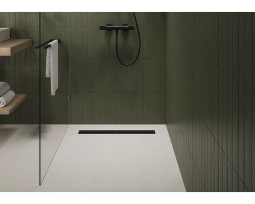 Modernes Badezimmer mit begehbarer Dusche, Handtuchhalter und Regalen