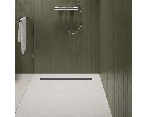 Ebenerdige Dusche mit Duschrinne, Handtuch und Handbrause