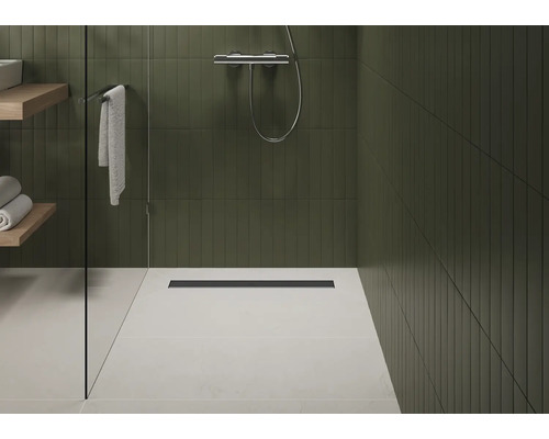 Begehbare Dusche mit Ablaufrinne, Handtüchern und Regalböden