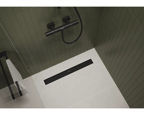 Badezimmer mit Dusche, Duschrinne und Duscharmatur