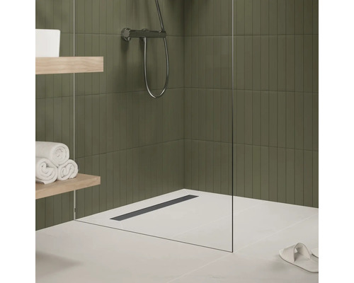 Modernes Badezimmer mit Dusche, Handtüchern und Holzregalen