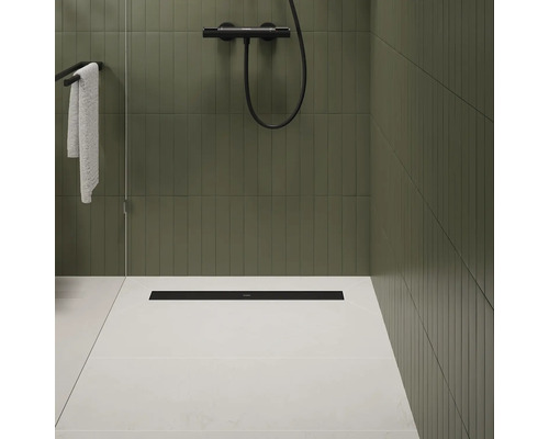 Badezimmer mit Dusche, Duschrinne, Armatur und Handtuchhalter