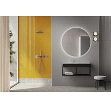 Modernes Badezimmer mit Dusche, Waschtisch mit Spiegel und Hocker