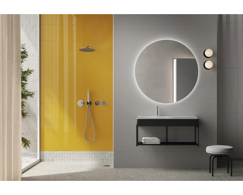 Modernes Badezimmer mit Dusche, Waschtisch mit Spiegel und Hocker