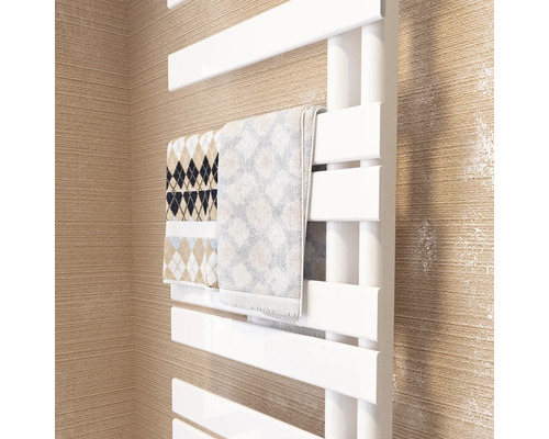 Weißer Badheizkörper mit Handtüchern