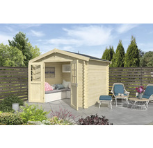Holzgartenhaus mit Sitzgelegenheit und Gartenmöbeln auf einer Terrasse