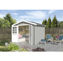 Gartenhaus mit geöffneten Doppeltüren, Sitzecke und Gartenmöbeln auf einer Terrasse
