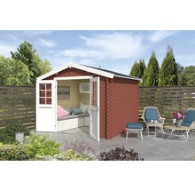 Gartenhaus mit geöffneten Doppeltüren, Sitzbereich und Gartenmöbeln auf einer Terrasse
