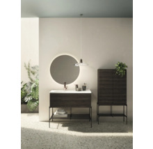 Badezimmer mit Waschtischunterschrank, Spiegelschrank, Aufsatzwaschbecken und runden Spiegel mit Beleuchtung