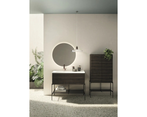 Badezimmer mit Waschtischunterschrank, Spiegelschrank, Aufsatzwaschbecken und runden Spiegel mit Beleuchtung