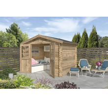Gartenhaus aus Holz mit Sitzbereich, offenem Eingang und Gartenmöbeln auf der Terrasse