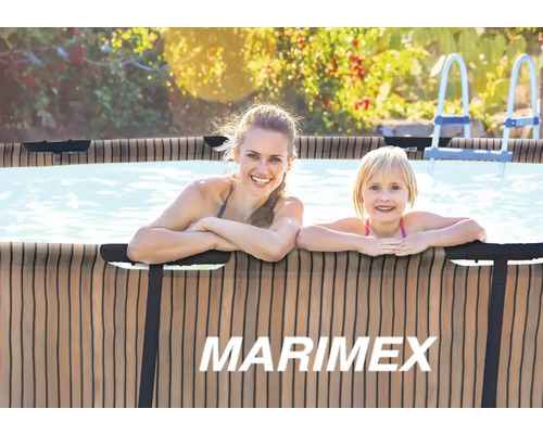 Frau und Kind im Marimex Pool mit Leiter im Garten