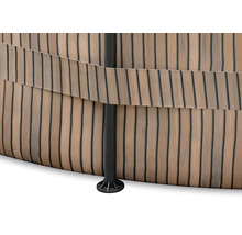 Detailansicht eines runden Holzpools mit Stützstruktur