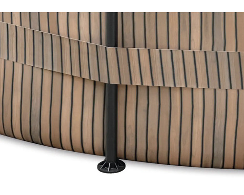 Detailansicht eines runden Holzpools mit Stützstruktur