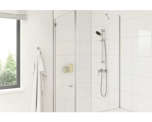Modernes Badezimmer mit Duschkabine aus Glas und Handtuch an der Wand.