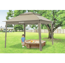 Sandkasten mit Pavillon im Garten