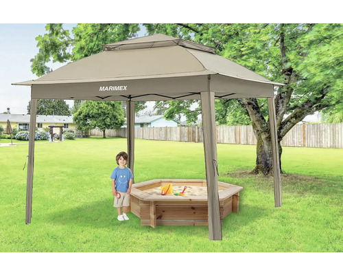 Sandkasten mit Pavillon im Garten