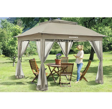 Pavillon mit Vorhängen und Gartenmöbeln auf einer Wiese