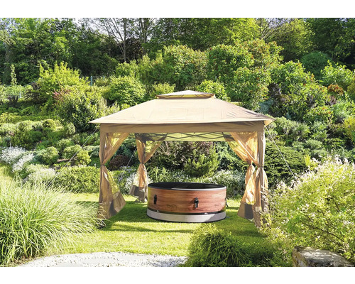 Gartenansicht mit Pavillon und rundem Badezuber