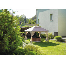 Garten mit Pavillon und rundem Badezuber auf Rasenfläche