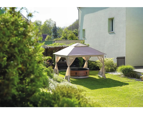 Garten mit Pavillon und rundem Badezuber auf Rasenfläche