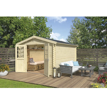 Gartenhaus mit geöffneten Doppeltüren, Holzterrasse und Gartenmöbeln