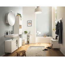 Helles Badezimmer mit Waschbecken, Spiegelschrank, Kommode, Regal, Toilette und Badewanne.