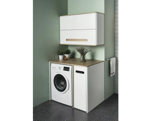 Waschküche mit Waschmaschine, Unterschrank, Arbeitsplatte und Hängeschrank