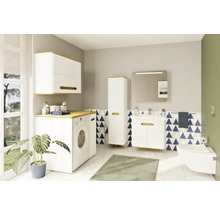 Helles Badezimmer mit Waschmaschine, Waschbecken, Spiegelschrank, Hängeschrank, Hochschrank und Toilette