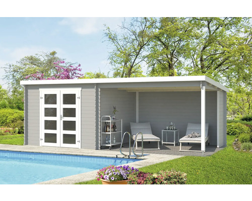 Gartenhaus mit überdachter Terrasse, Liegestühlen und Pool im Garten