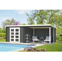 Garten Szene mit modernem Gartenhaus aus Holz, Terrasse mit Liegestühlen und Pool im Garten