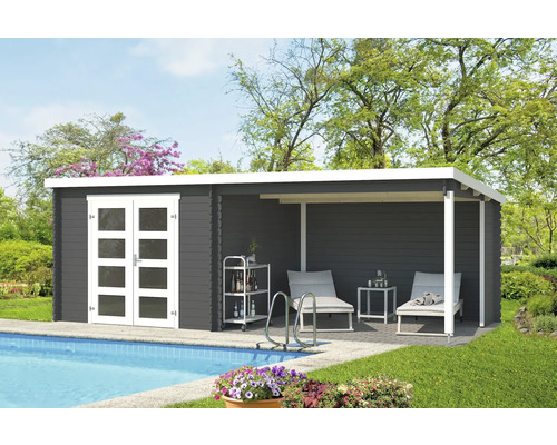 Garten Szene mit modernem Gartenhaus aus Holz, Terrasse mit Liegestühlen und Pool im Garten